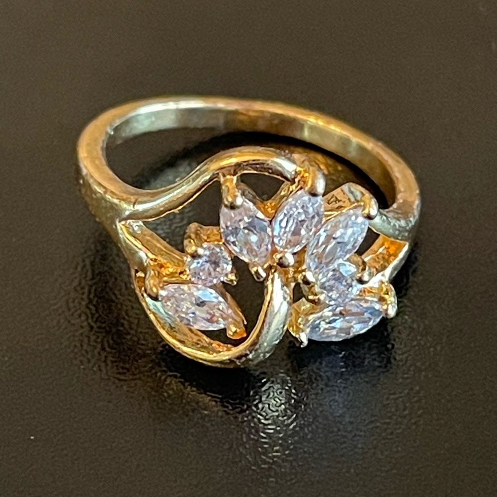 Elegant Austrian crystal 18k gold plated ring